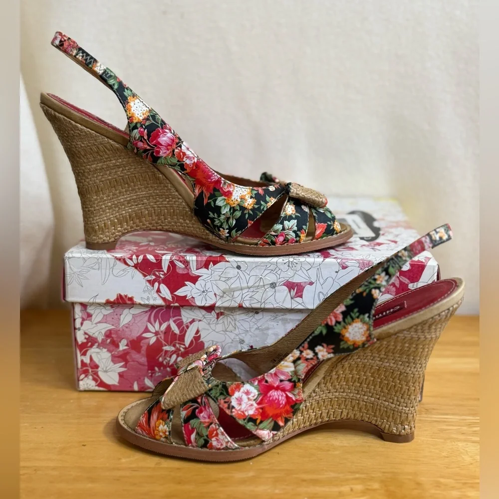 Floral Thin Wedges - Black and Red with Woven Bow